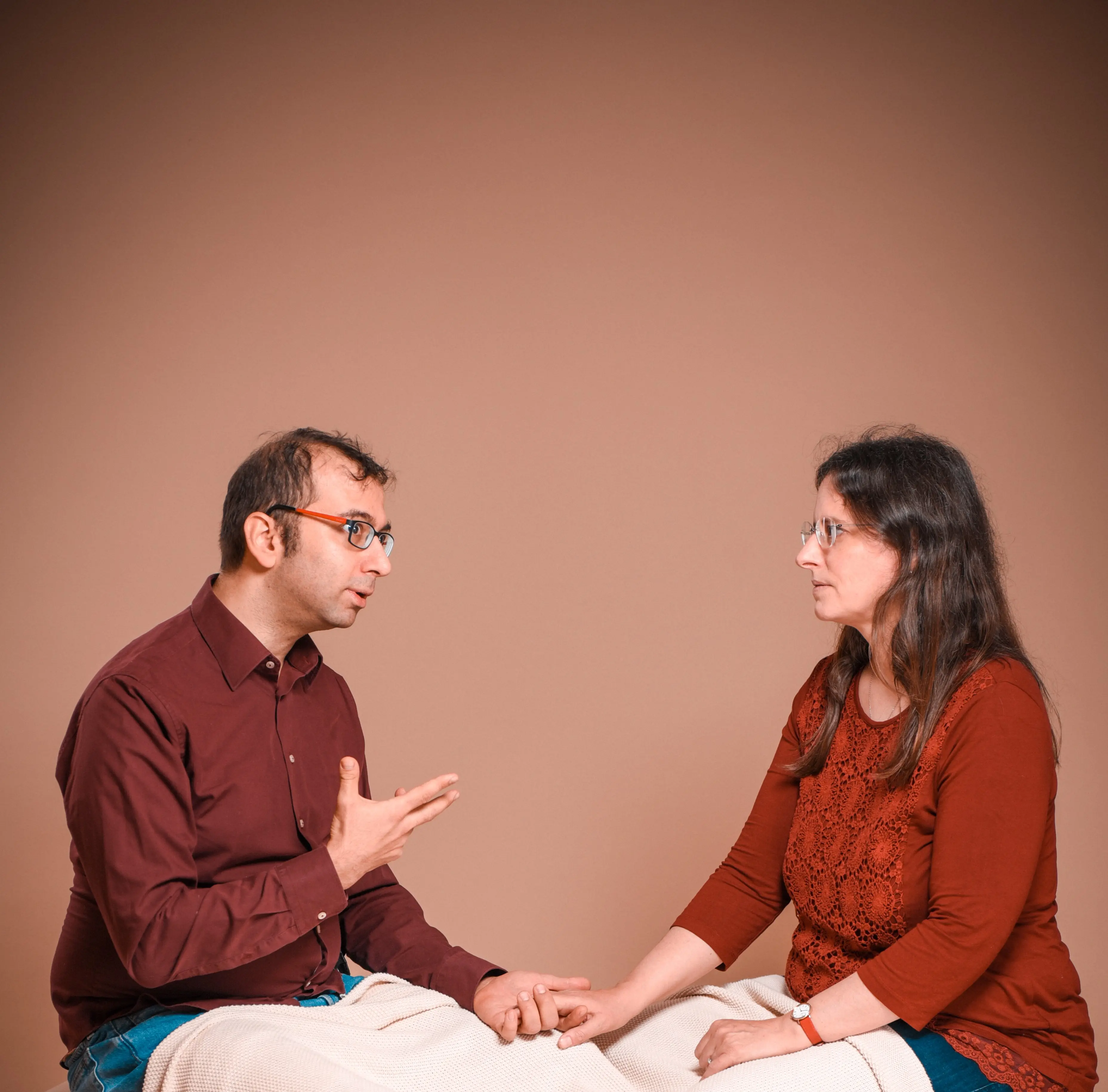 Paar in vertrauensvollem Gespräch – Zwiegespräch für bessere Paarkommunikation